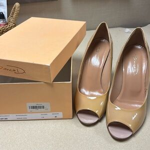 Bianca Di all patent leather  4” heal   Perp toes stunning pump never worn